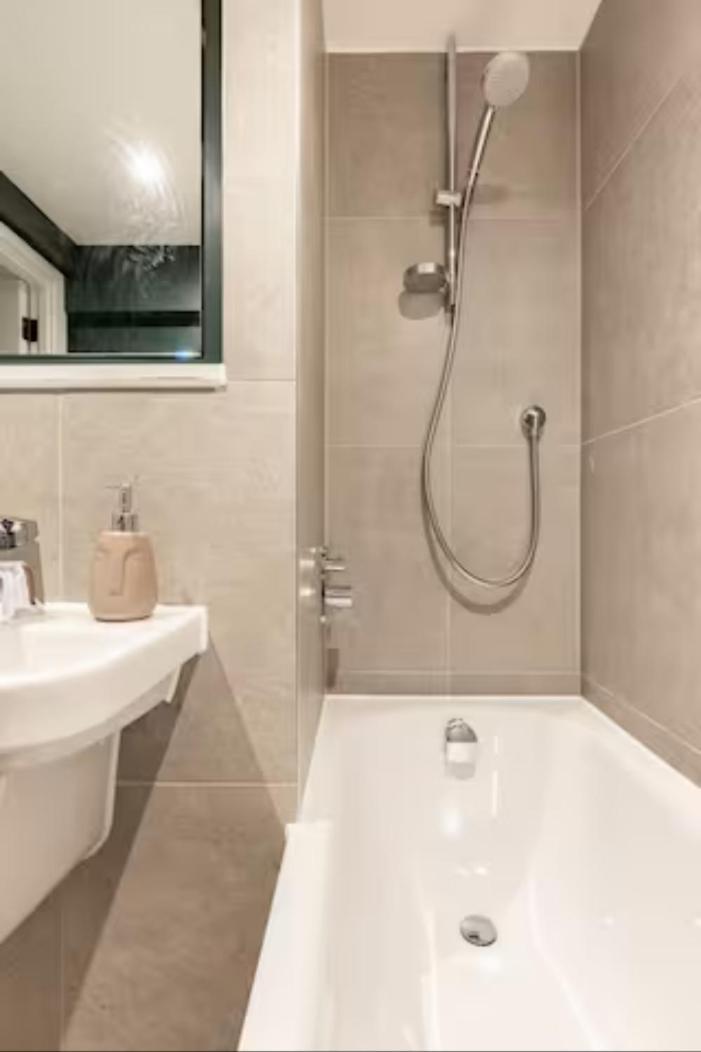 Two Bedrooms Exquisite En-Suite Apartment Deansgate Manchester Esterno foto